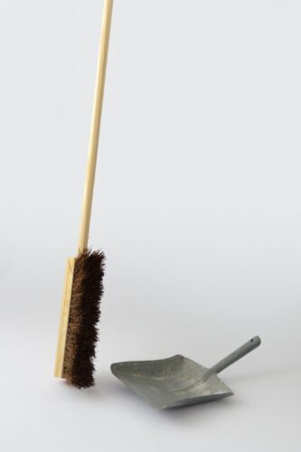 Bild des Kunstwerks The Uncomfortable Broom von Katerina Kamprani, 2017