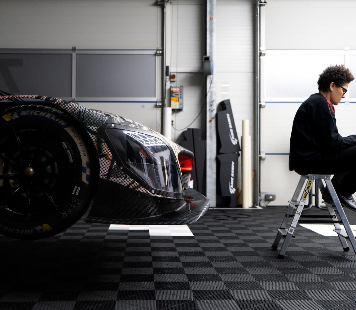 Künstlerin Julie Mehretu bei der Arbeit an ihrem BMW Art Car