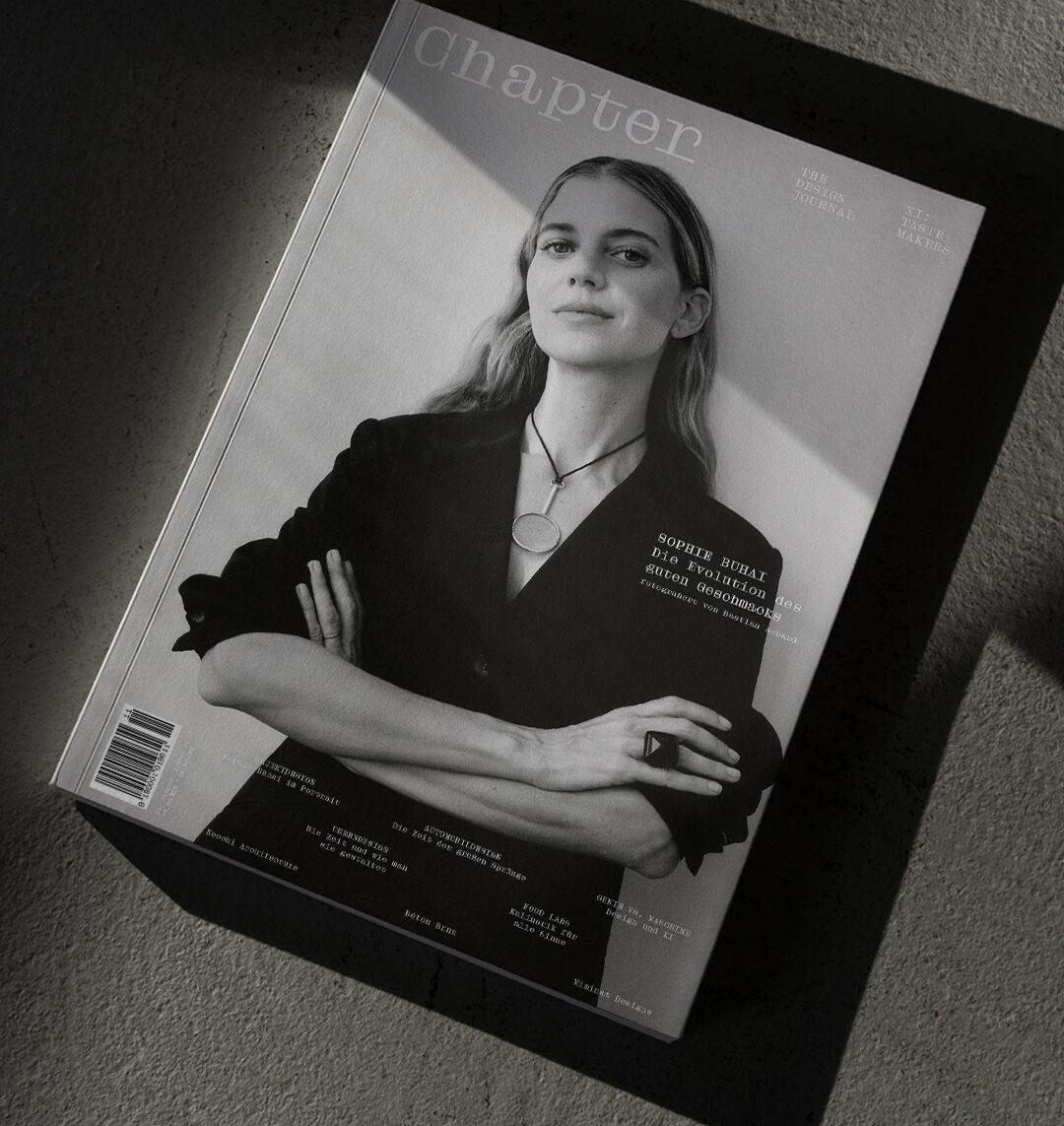 Mock-up des Chapter Magazine covers mit Sophie Buhai fotografiert von Bastian Achard