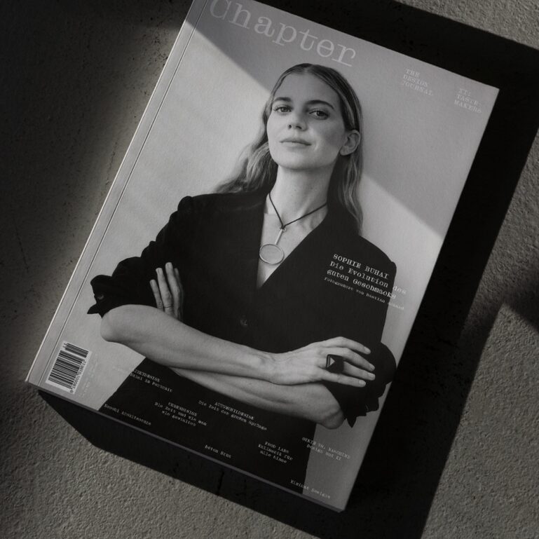 Mock-up des Chapter Magazine covers mit Sophie Buhai fotografiert von Bastian Achard