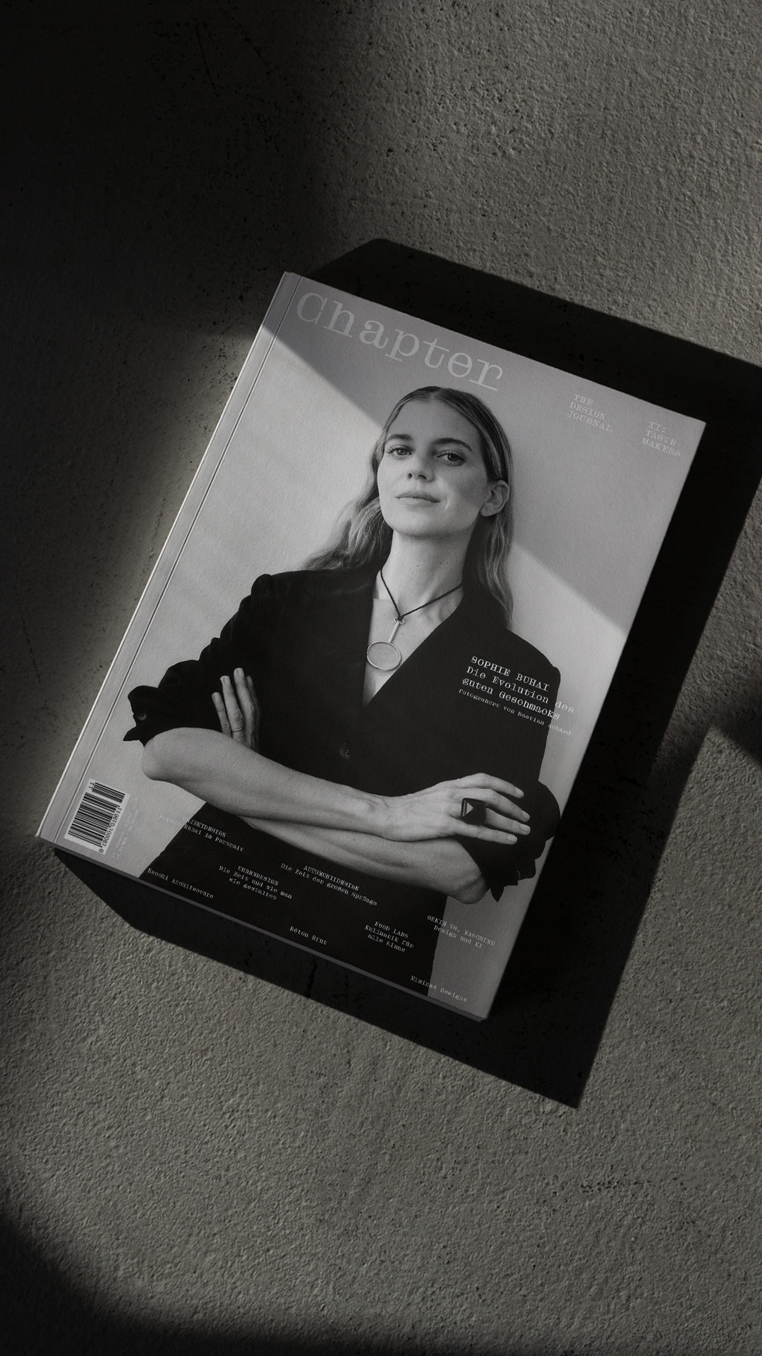 Mock-up des Chapter Magazine covers mit Sophie Buhai fotografiert von Bastian Achard