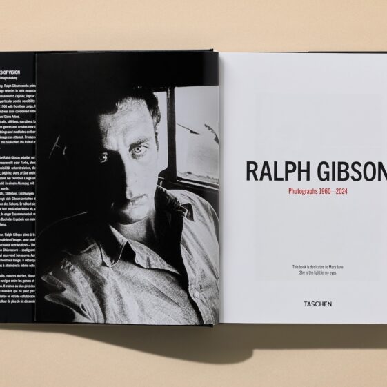 offener Bildband des Buches Ralph Gibson. Photographs 1960 - 2024 von TASCHEN