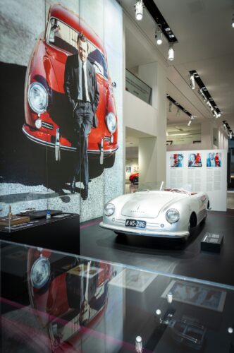 Installationsansicht des DRIVE. Volkswagen Group Forum, Ausstellung »Driven by Dreams. 75 Jahre Porsche Sportwagen.«, 2023