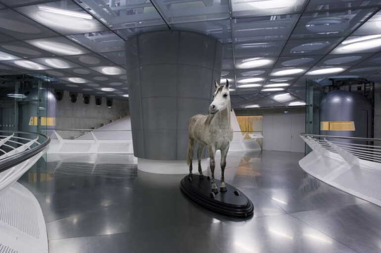 Installationsansicht im Mercedes-Benz Museum Stuttgart zeigt Ausstellung »Mythos 1. Pioniere — die Erfindung des Automobils 1886- 1900.«