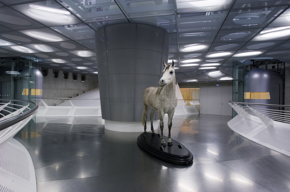Installationsansicht im Mercedes-Benz Museum Stuttgart zeigt Ausstellung »Mythos 1. Pioniere — die Erfindung des Automobils 1886- 1900.«