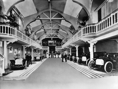 historisches Bild der Besucher:innen und der Außenansicht Mercedes-Palast, Berlin, ca. 1915