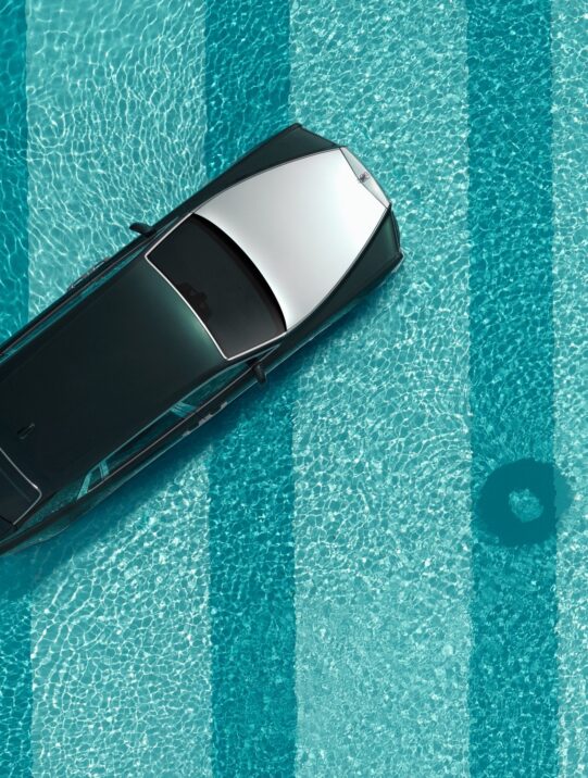 Ein Rolls-Royce Phantom im Swimming Pooll von Tinside Lido, Plymouth, England. Anlässliche 100 Jahre Phantom