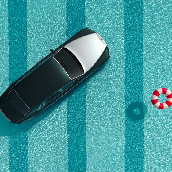 Ein Rolls-Royce Phantom im Swimming Pooll von Tinside Lido, Plymouth, England. Anlässliche 100 Jahre Phantom