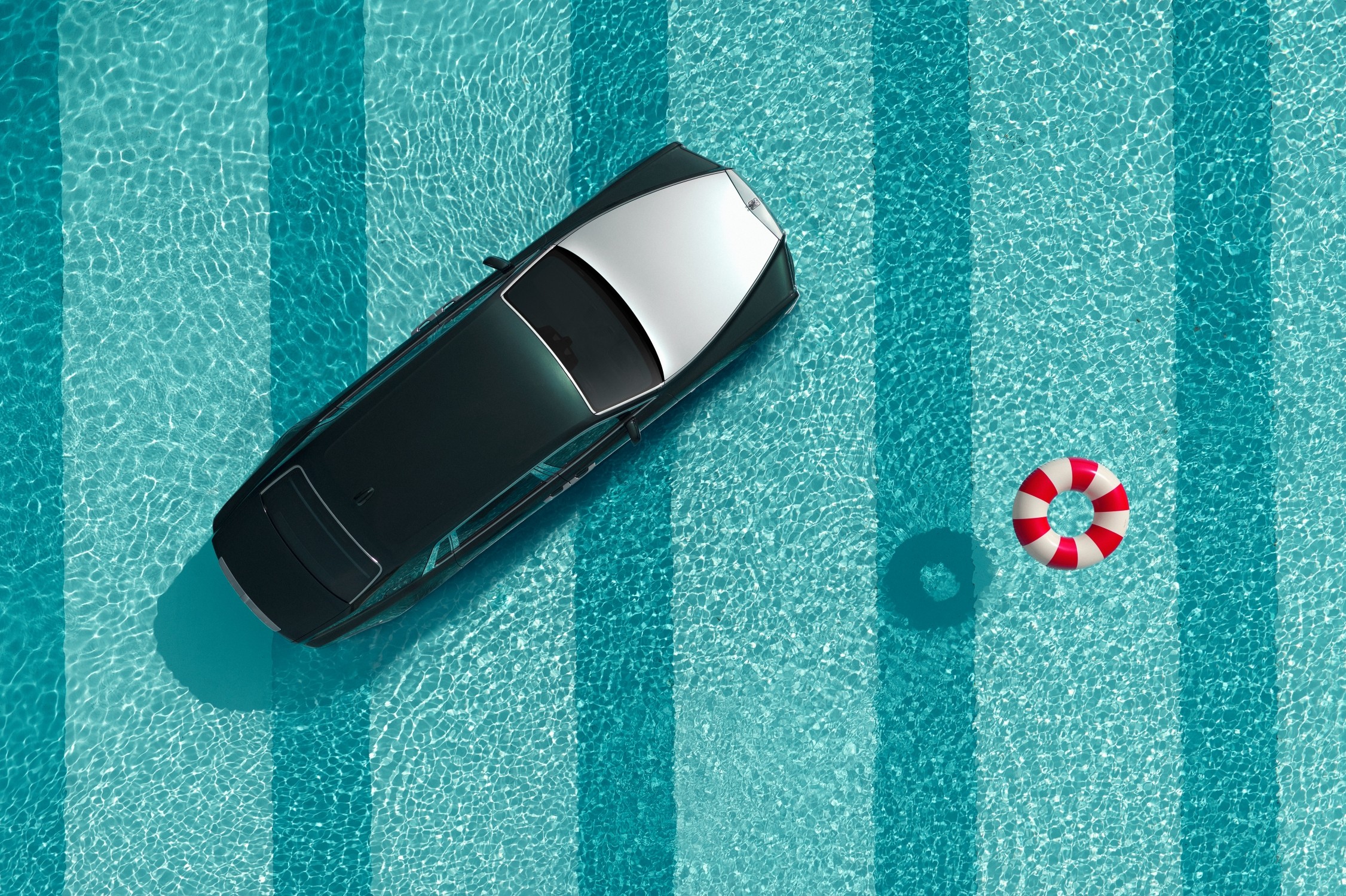 Ein Rolls-Royce Phantom im Swimming Pooll von Tinside Lido, Plymouth, England. Anlässliche 100 Jahre Phantom