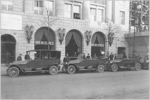 historisches Bild der Besucher:innen und der Außenansicht Mercedes-Palast, Berlin, ca. 1919