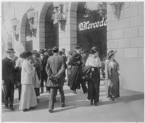 historisches Bild der Besucher:innen und der Außenansicht Mercedes-Palast, Berlin, ca. 1919