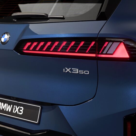 BMW iX3 im Design Walkaround with Oliver Heilmer – first model of BMW "Neue Klasse“