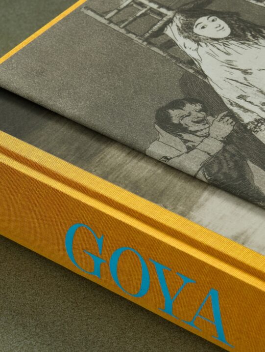 Bildband Goya. The Complete Prints im gelben Leinen-Einband mit blauer Schrift und Schutzumschlag, erschienen im TASCHEN Verlag.