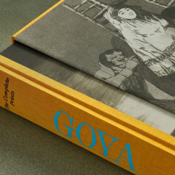 Bildband Goya. The Complete Prints im gelben Leinen-Einband mit blauer Schrift und Schutzumschlag, erschienen im TASCHEN Verlag.