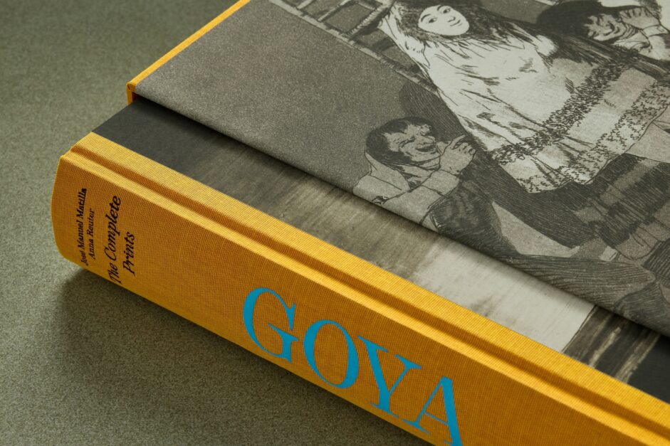 Bildband Goya. The Complete Prints im gelben Leinen-Einband mit blauer Schrift und Schutzumschlag, erschienen im TASCHEN Verlag.