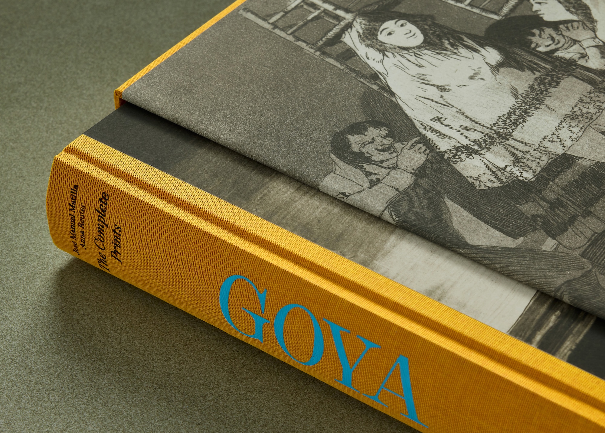 Bildband Goya. The Complete Prints im gelben Leinen-Einband mit blauer Schrift und Schutzumschlag, erschienen im TASCHEN Verlag.