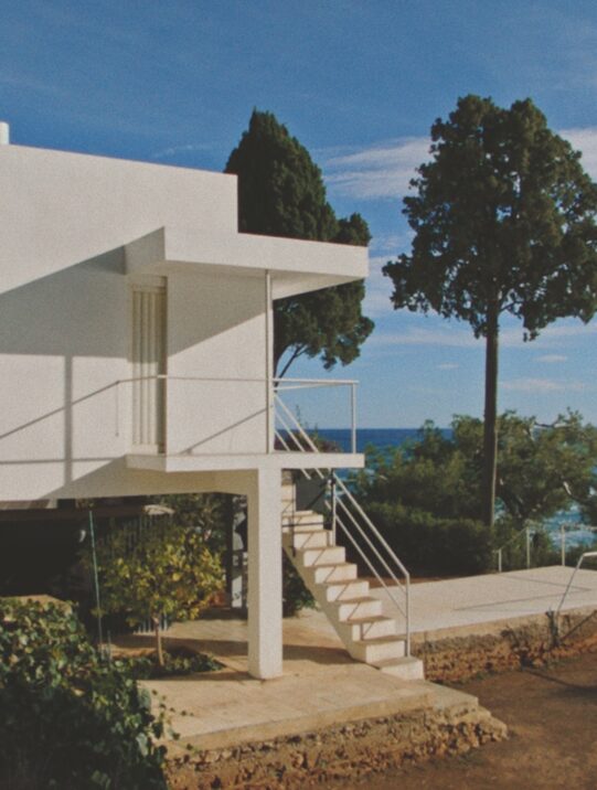 Villa E.1027 von Eileen Gray in Roquebrune-Cap-Martin, ikonisches Beispiel moderner Architektur und Symbol weiblicher Selbstbestimmung im Design.
