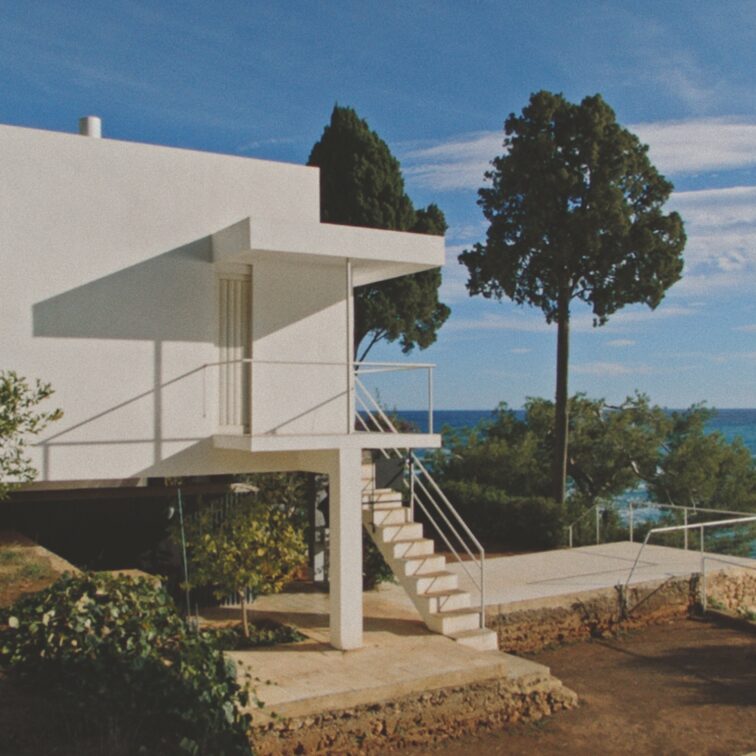 Villa E.1027 von Eileen Gray in Roquebrune-Cap-Martin, ikonisches Beispiel moderner Architektur und Symbol weiblicher Selbstbestimmung im Design.