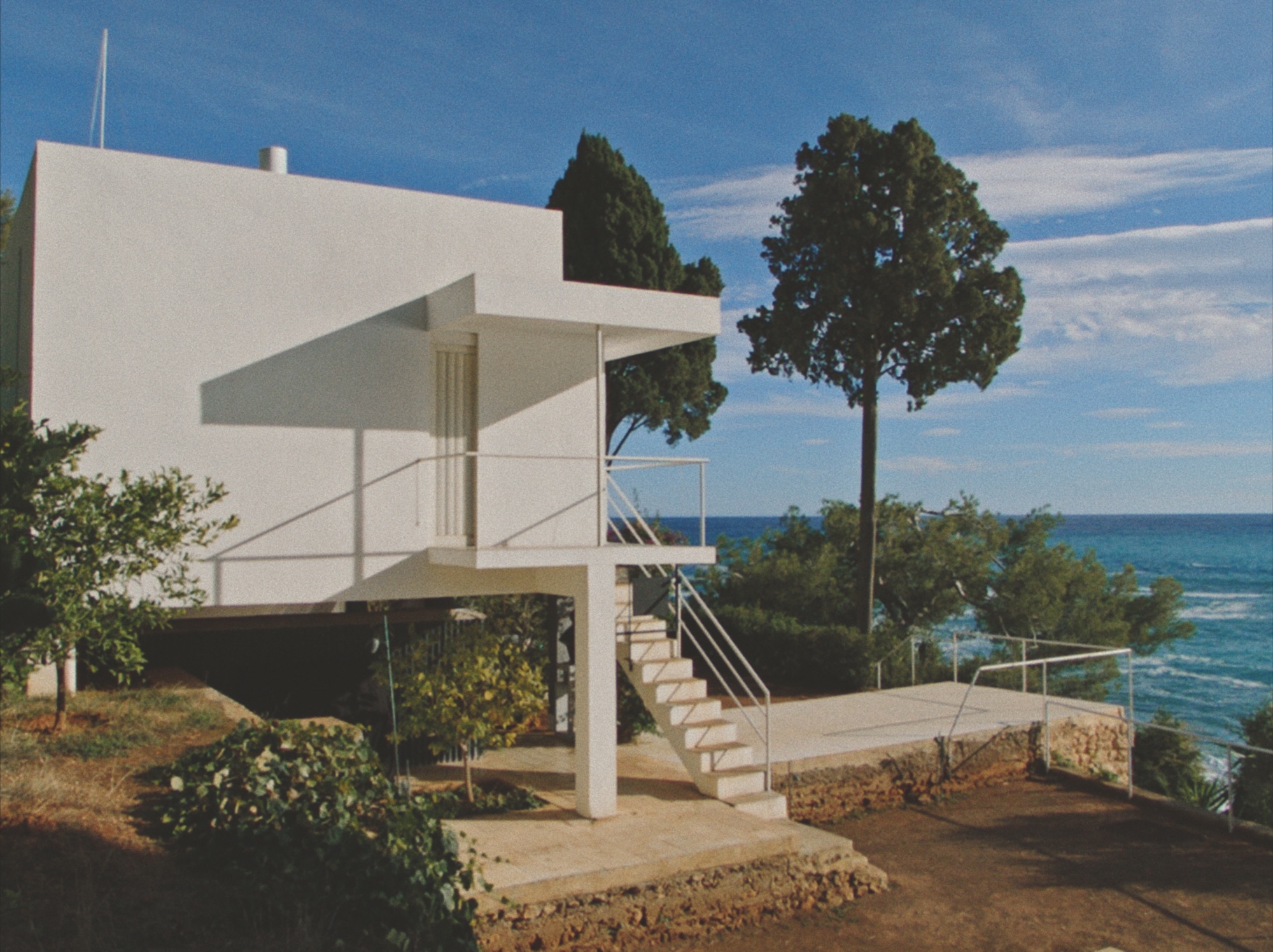Villa E.1027 von Eileen Gray in Roquebrune-Cap-Martin, ikonisches Beispiel moderner Architektur und Symbol weiblicher Selbstbestimmung im Design.