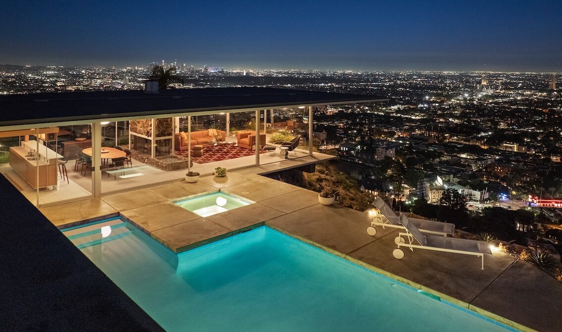 Stahl House, Case Study House #22, in Los Angeles - night view