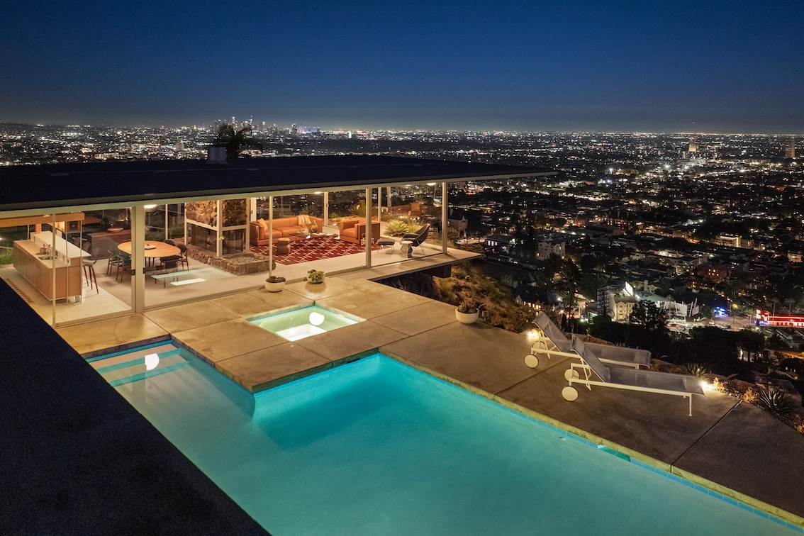 Stahl House, Case Study House #22, in Los Angeles - night view