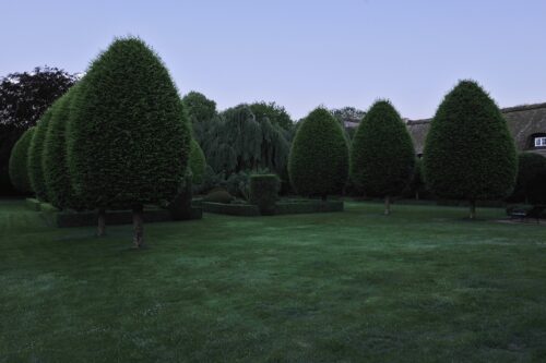 Jil Sanders privater Garten in der nähe von Hamburg eingefangen von Fotograf Norbert Schoerner.