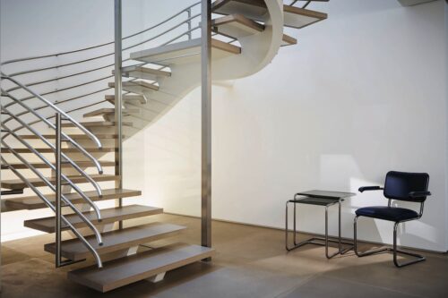 Neuinterpretation von Marcel Breuers Freischwinger-Modell S 64 im Jil Sander-Showroom in Hamburg.