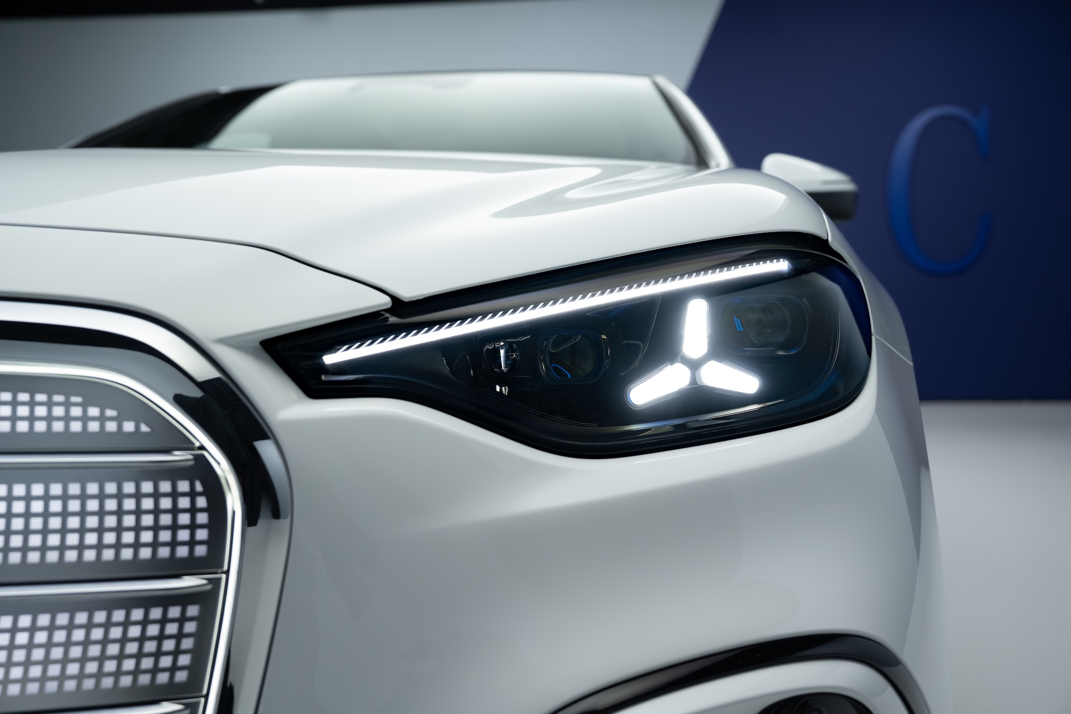 lichtsignatur mercedes benz neue elektrische c-klasse designdetail