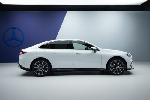 Seitenansicht der neuen elektrischen C-Klasse von Mercedes-Benz