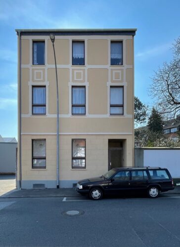 Fassade von Gregor Schneiders Haus u r in Rheydt, einer sich ständig verändernden architektonischen Arbeit aus Räumen, Wänden und Wegen.