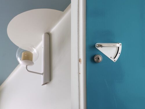 The door and wall lamp of the patient room at Paimio Sanatorium Paimio Sanatorium Foundation / Photographer: Jaska Poikonen