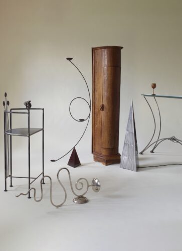 London showroom »Oculus« by set designer and design dealer Alfie di Trolio featuring curated furniture, design objects, and decorative art.