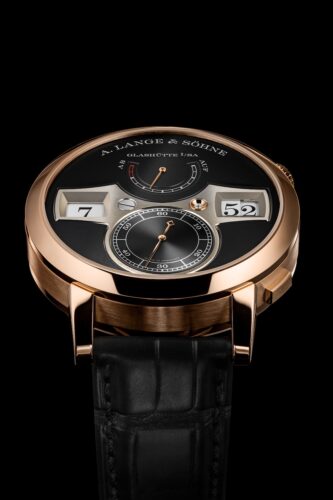 A. Lange & Söhne Zeitwerk mit digital anmutender Sprungziffernanzeige, schwarzem Zifferblatt, Roségoldgehäuse und Lederarmband.