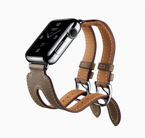 Apple Watch Hermès mit schwarzem Display und braunem Lederarmband als Verbindung von Smartwatch-Technologie und Hermès-Design.