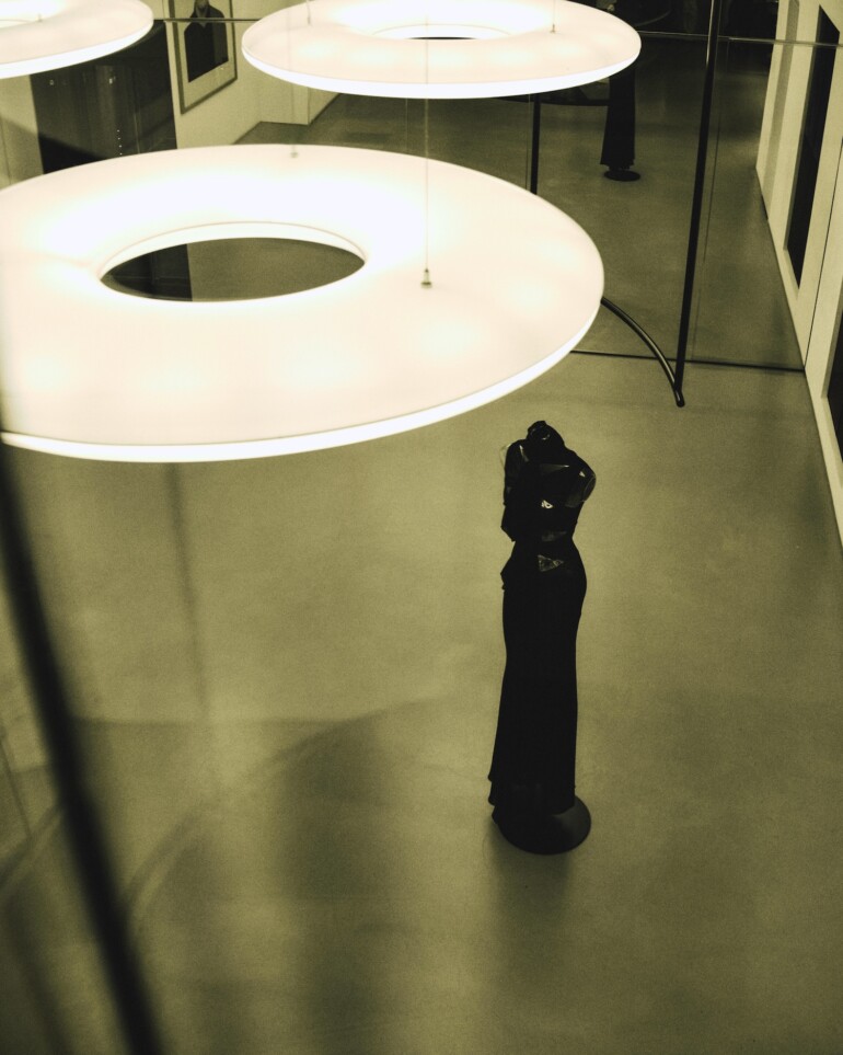 alaia store in paris photographeed by mathilde hiley, set design von Maxime Chaiblaine