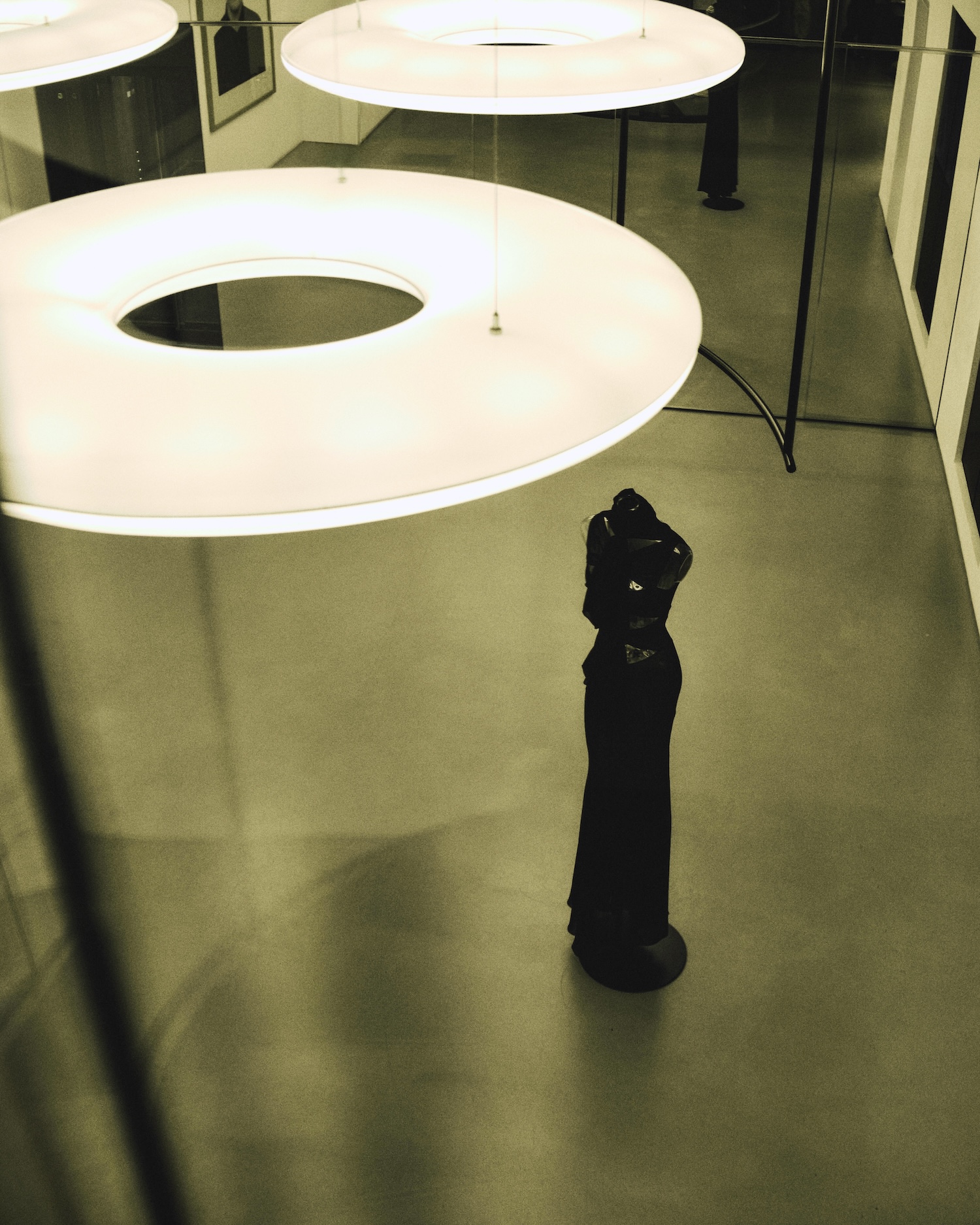 alaia store in paris photographeed by mathilde hiley, set design von Maxime Chaiblaine
